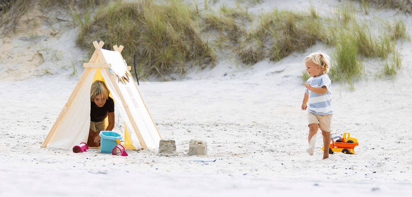 Kinderen spelen aan zee en op het strand in het zand Strandcamping Groede