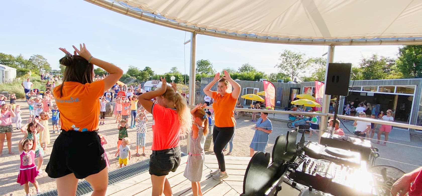 animatie camping kinderen dansen podium terrein